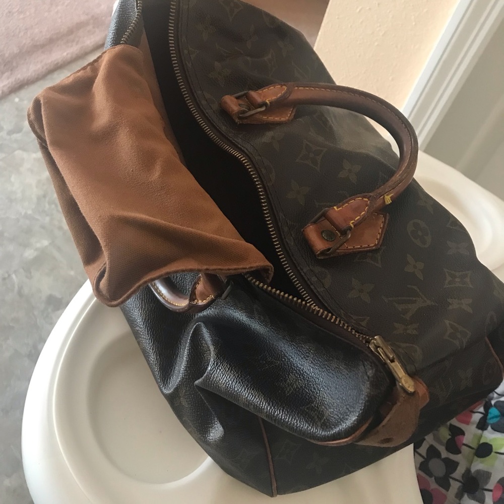 Louis Vuitton bag. Pre-owned and used item. - Picture 4 of 7